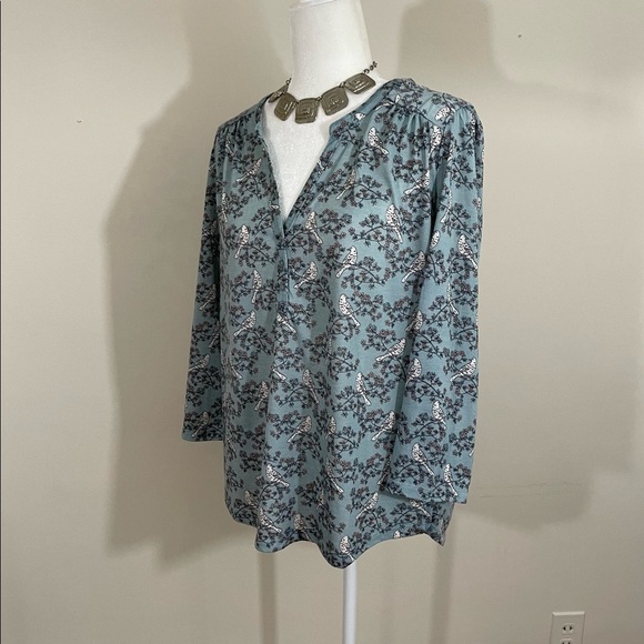 H&M Tops - H & M top sz med V- Neck blue print long sleeves